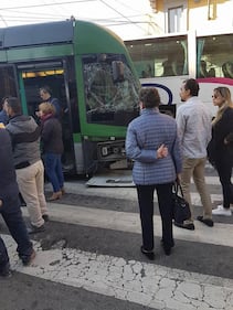 Milano, pullman si scontra con un tram 5