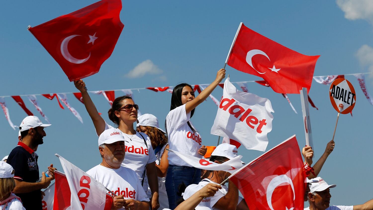 Turchia, centinaia di migliaia alla Marcia della Giustizia contro le purghe di Erdogan