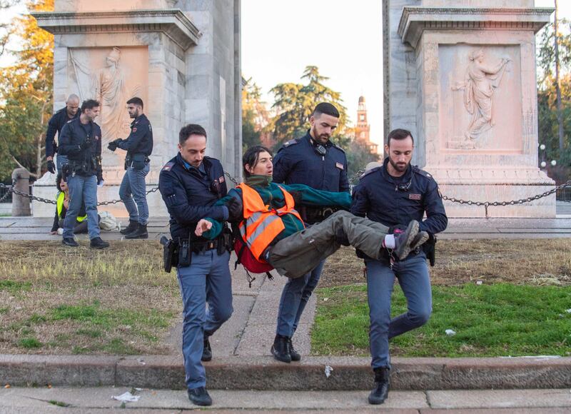 Gli eco-vandali di Ultima Generazione imbrattano l'Arco della Pace 5