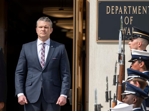 "Crimini di guerra". I Dem contro Hegseth: chiesto l'impeachment