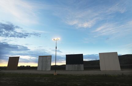 I prototipi del muro anti migranti con il Messico 10