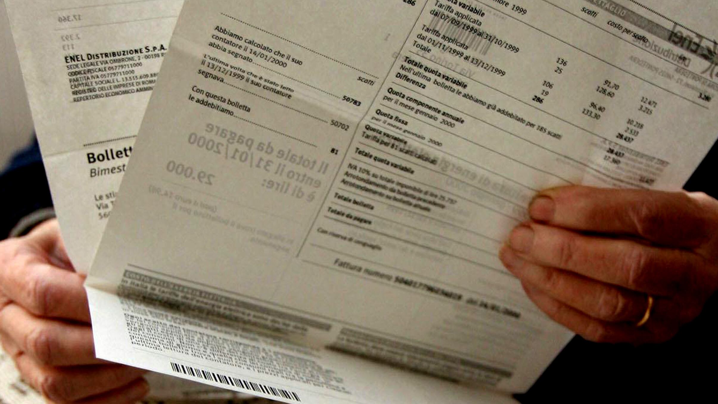 Ok al bonus bollette, Meloni: "Altri 115 euro di sconto". Ecco tutte le novità