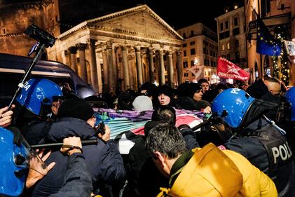 Scontri tra studenti e polizia davanti alla Camera 7