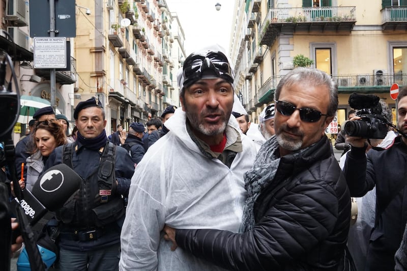 Le proteste alla convention di Bassolino 4