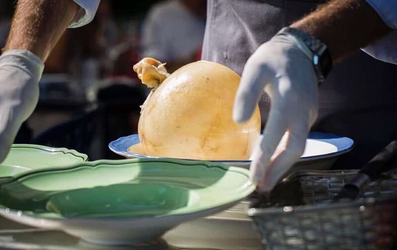 Lido 84, la preparazione della Cacio e pepe in vescica