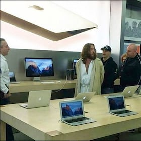 All'Apple Store vestito da Gesù. Finisce in manette 1
