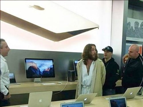 All'Apple Store vestito da Gesù. Finisce in manette