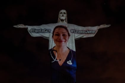 Il Cristo Redentore si illumina per onorare i medici e gli infermieri che combattono il coronavirus 16