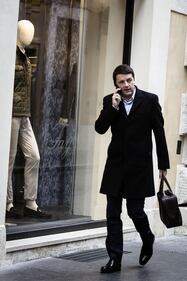 Renzi solo e pensoso verso la sede del Pd 9