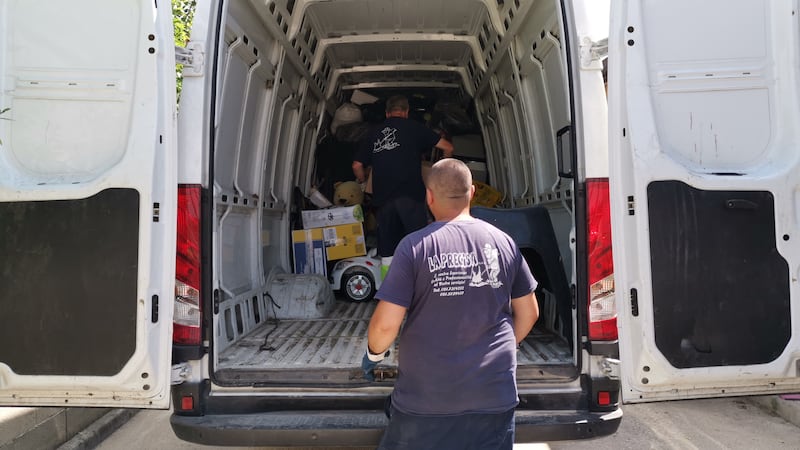 Abusivi e inagibili, abbattuti appartamenti nel Napoletano 10