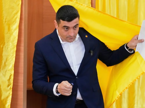 Il primo turno va a Simion. Ma la Romania è spaccata