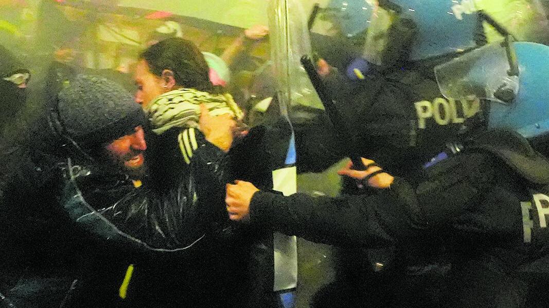 Tre attentati sui binari Milano, il corteo attacca
