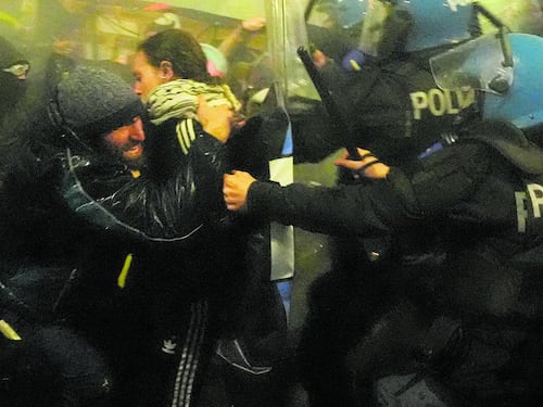 Tre attentati sui binari Milano, il corteo attacca