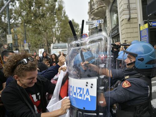 G7, i no global attaccano la polizia