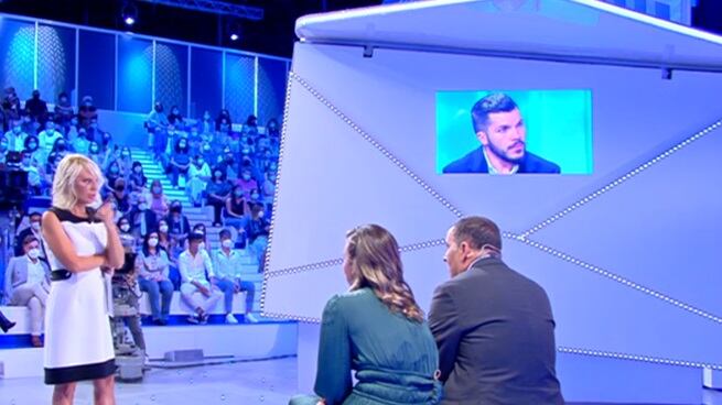 C'è posta per te, Alessia tradita dal marito: "Ce l'ha d'oro?". Interviene la Venier