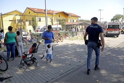Milano, incendio in un centro di accoglienza 8