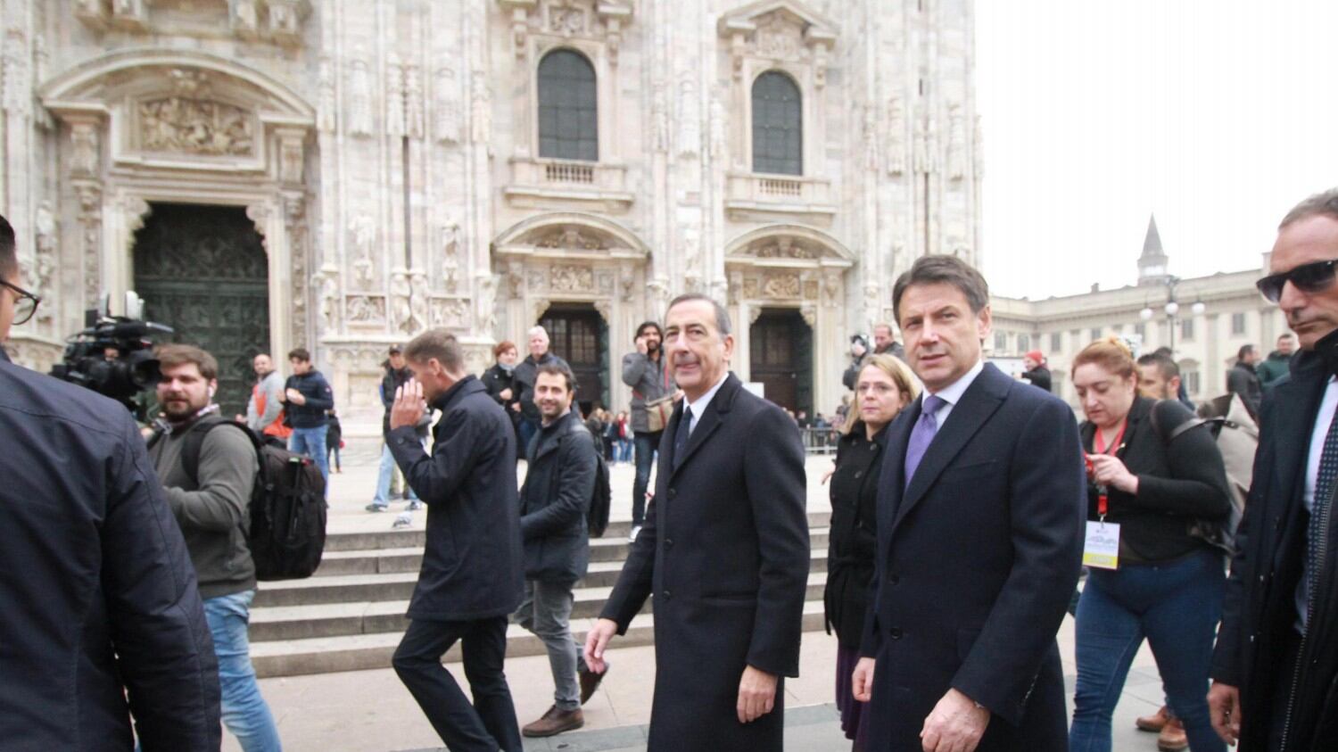 Conte show dopo le polemiche Sala batte cassa per le scuole