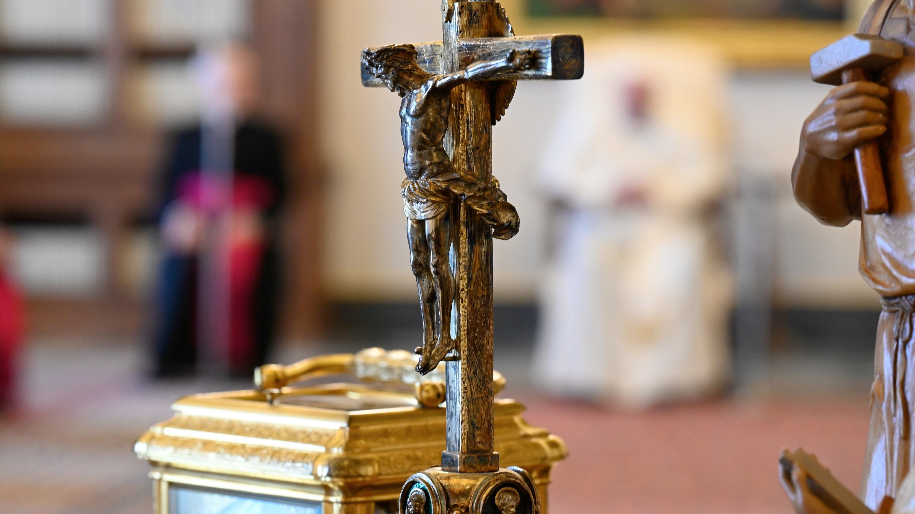 "Rispettate il coprifuoco". Cosa accade a casa del Papa