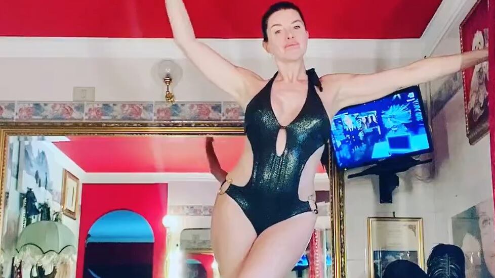 "Rosiconi patetici", "Non ti rassegni a invecchiare": rissa tra la Parietti e gli odiatori