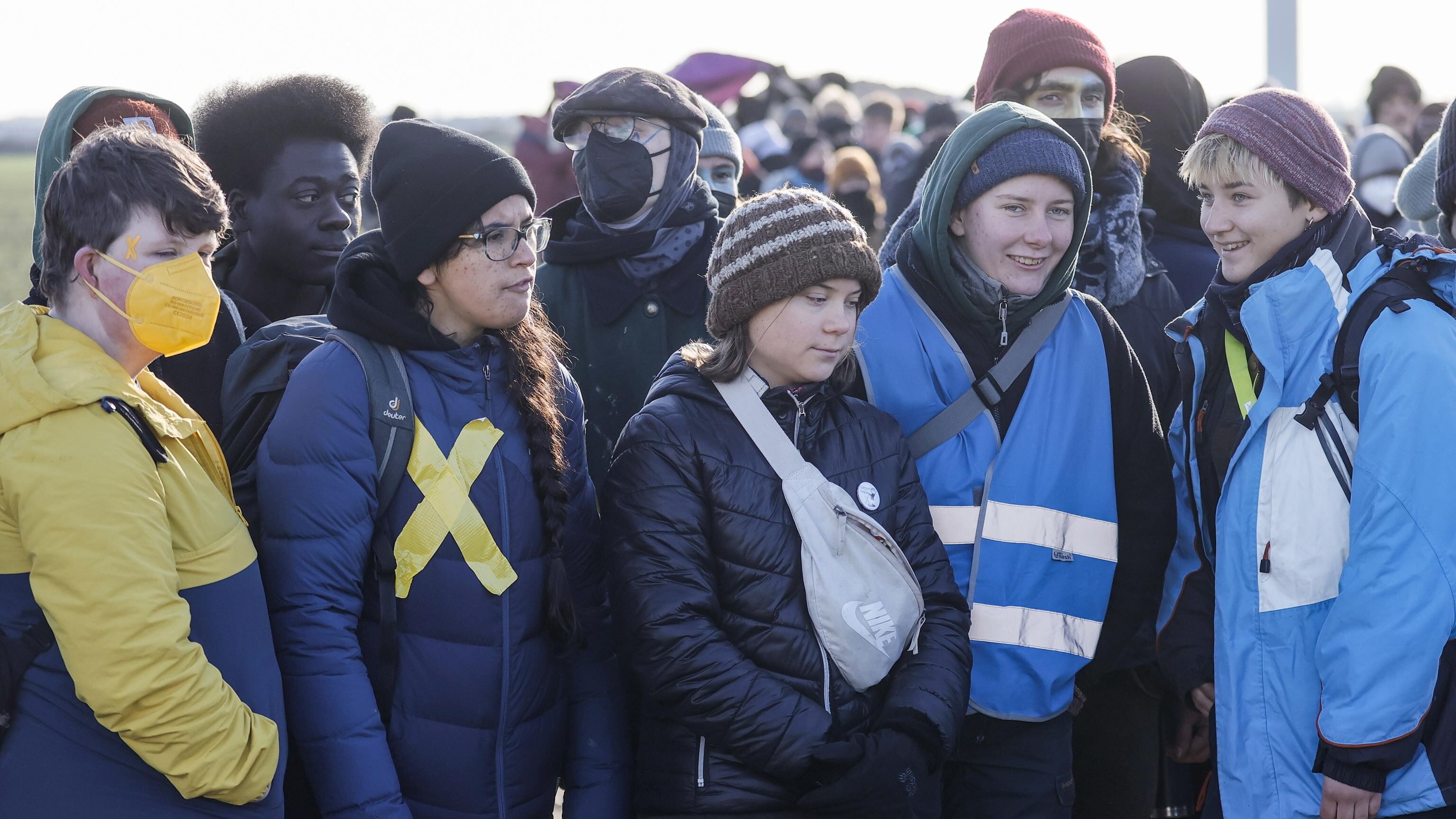 "I big dell'energia ci hanno ingannato". Greta si rimangia il ritiro e protesta a Davos