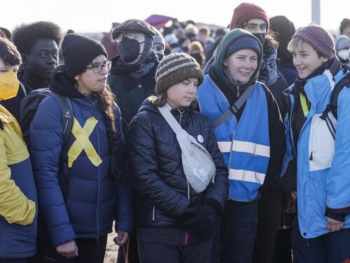 "I big dell'energia ci hanno ingannato". Greta si rimangia il ritiro e protesta a Davos