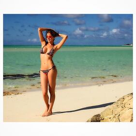 Aida Yespica: sexy in spiaggia, i selfie su Instagram 8