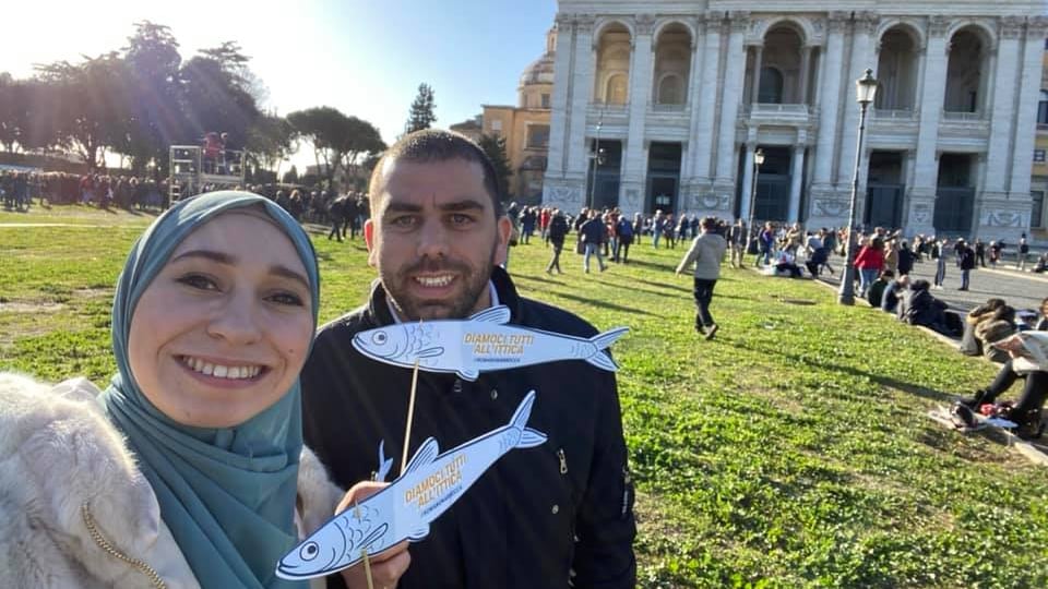 Pure le sardine islamiche Sul palco la figlia dell'imam scatenata contro Israele