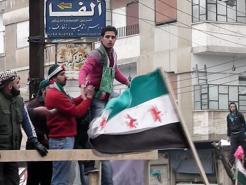 Dalla protesta allo scontro, la guerra in Siria in Return to Homs