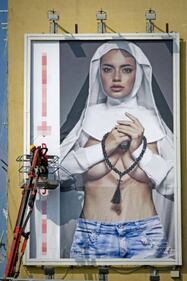 Il cartellone con la suora sexy che fa discutere a Napoli 2