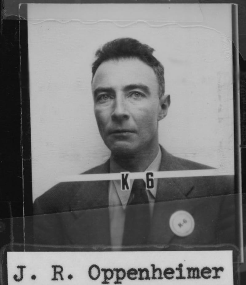 Foto segnaletica di Oppenheimer a Los Alamos.