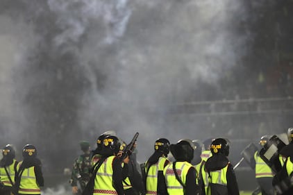 Più di 180 i morti registrati durante una partita di calcio in Indonesia 4