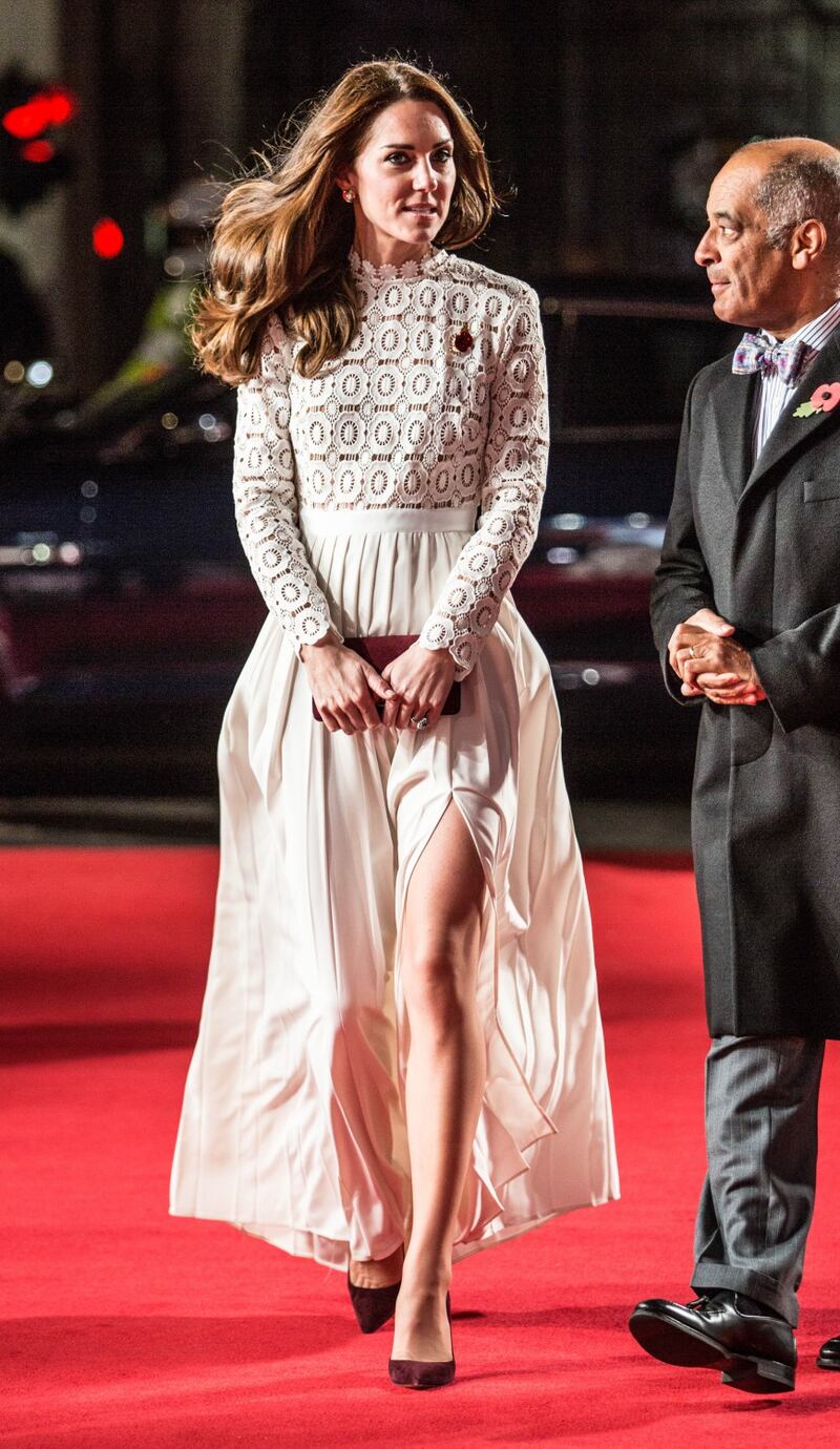 Kate Middleton sfoggia uno spacco molto generoso 2