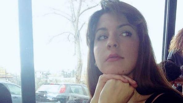 Teramo, suicida a 19 anni, sul telefono foto hot: chiesta l'archiviazione