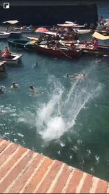 Napoli, tuffi pericolosi dai lampioni del ponte di Castel dell'Ovo 4