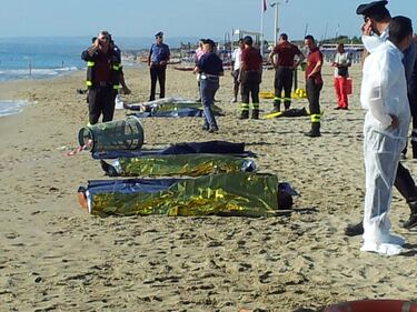Catani, sei immigrati affogano: i corpi sulla spiaggia 3