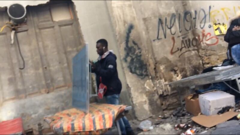 Napoli, quando è la camorra a sgomberare gli abusivi del "mercato della monnezza" 5