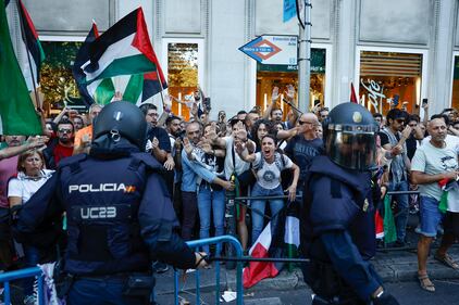 Proteste pro Palestina alla Vuelta, tensioni e cariche: ecco le immagini degli scontri di Madrid 1