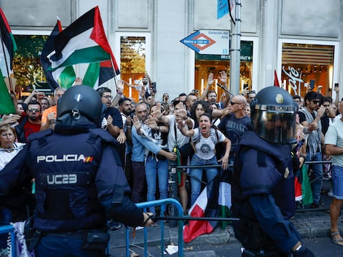 Proteste pro Palestina alla Vuelta, tensioni e cariche: ecco le immagini degli scontri di Madrid