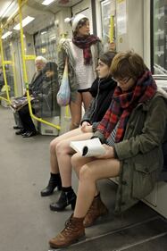 In metro senza pantaloni. È il No Pants Subway Ride 6