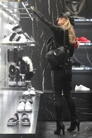 Paris Hilton shopping 10