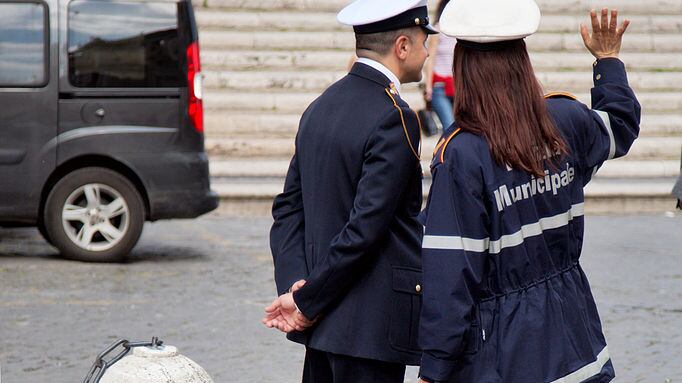 Marocchino tenta di strangolare la compagna e ferisce alcuni vigili urbani