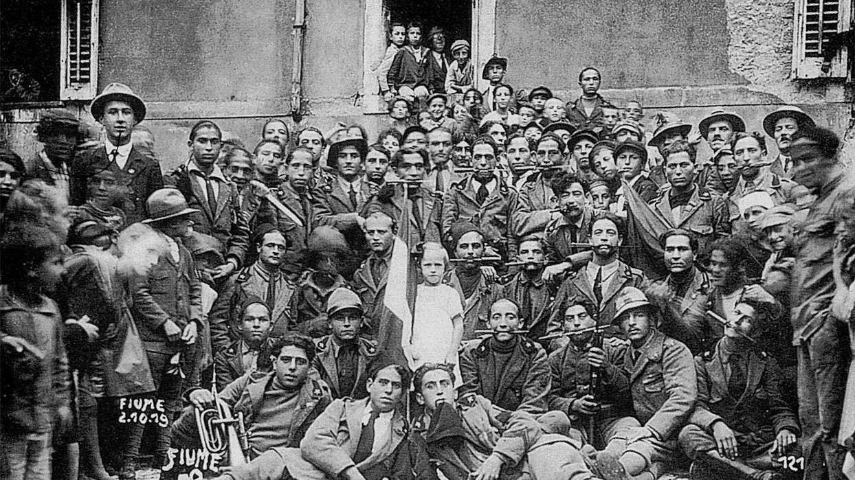 Gli arditi all'attacco della storia con pugnale e bombe a mano