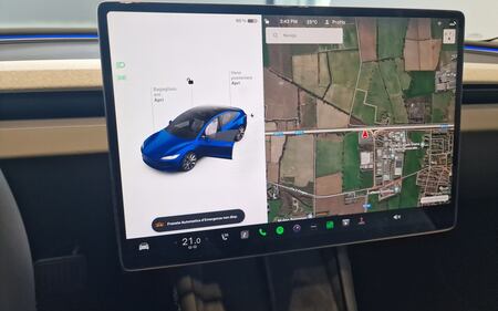 Tesla Model 3 restyling, guarda tutte le immagini 9