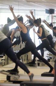 Alessandra Ambrosio a lezione di yoga 4