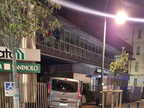 Il camion impazzito sfonda tutto: il folle attacco dopo gli sgomberi