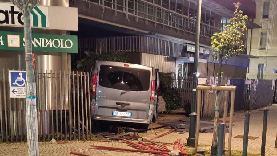 Il camion impazzito sfonda tutto: il folle attacco dopo gli sgomberi