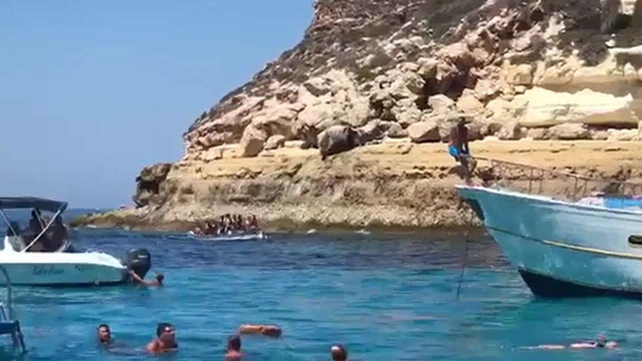 Turisti escono per giro in barca: "Ma quelli sono dei migranti...?"