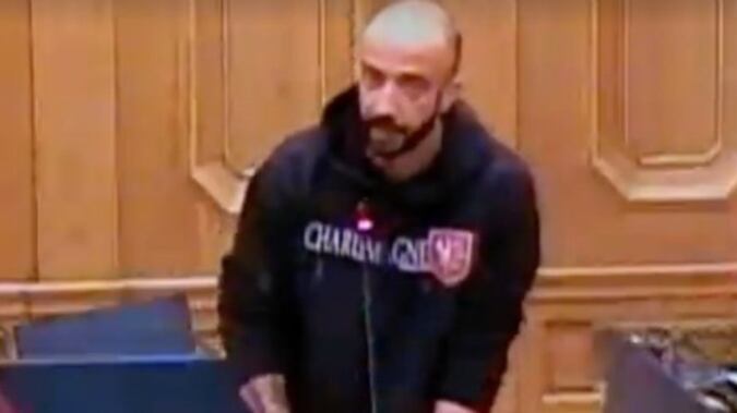 Casapound, in Aula con felpa delle SS: "I partigiani? Stupratori"