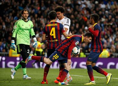 El Clasico, Busquets "passeggia" sulla testa di Pepe 2