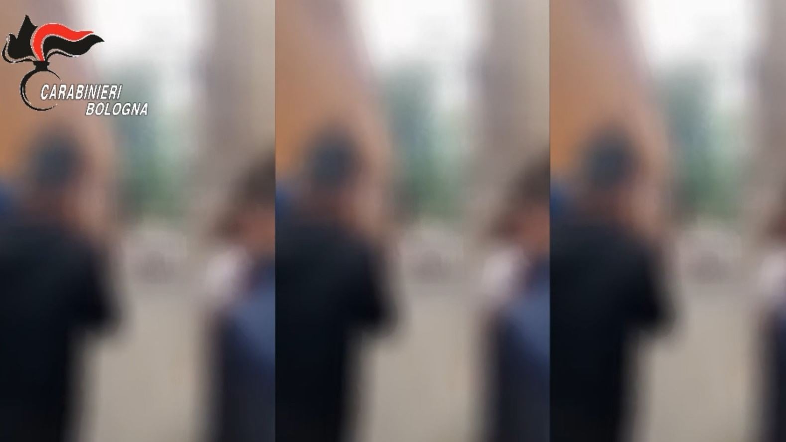 "Stiamo giocando...". Rissa tra 15enni davanti a scuola: in tre nei guai